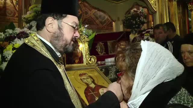 Povestile oamenilor care au trait minuni la moastele Sfintei Parascheva. Vor fi 350.000 de pelerini