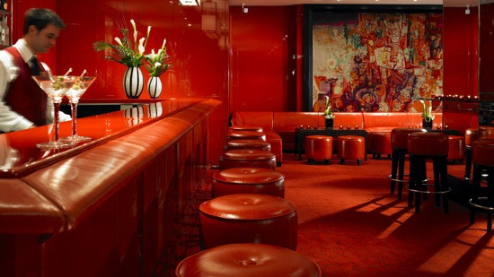 Doi rusi au pus un pariu inedit intr-un bar de lux din Londra.Ce a urmat l-a uimit pana si pe patron