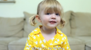 Mesajul unei fetite de 2 ani a emotionat sute de mii de oameni. Cum i-a urat "La Multi Ani" mamei