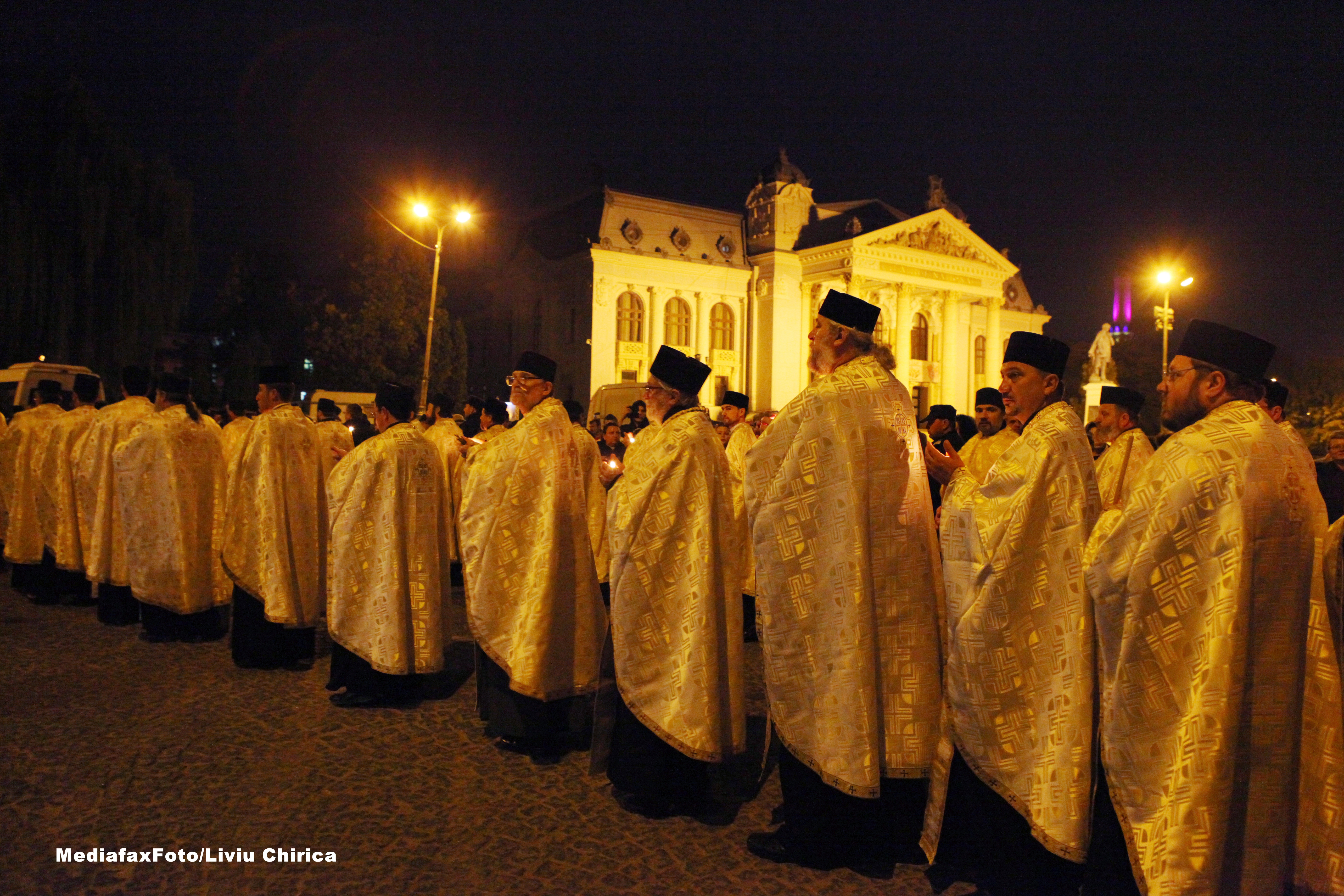 Coada de 1 kilometru la moastele Sfintei Parascheva. Peste 100 de oameni au avut nevoie de medici