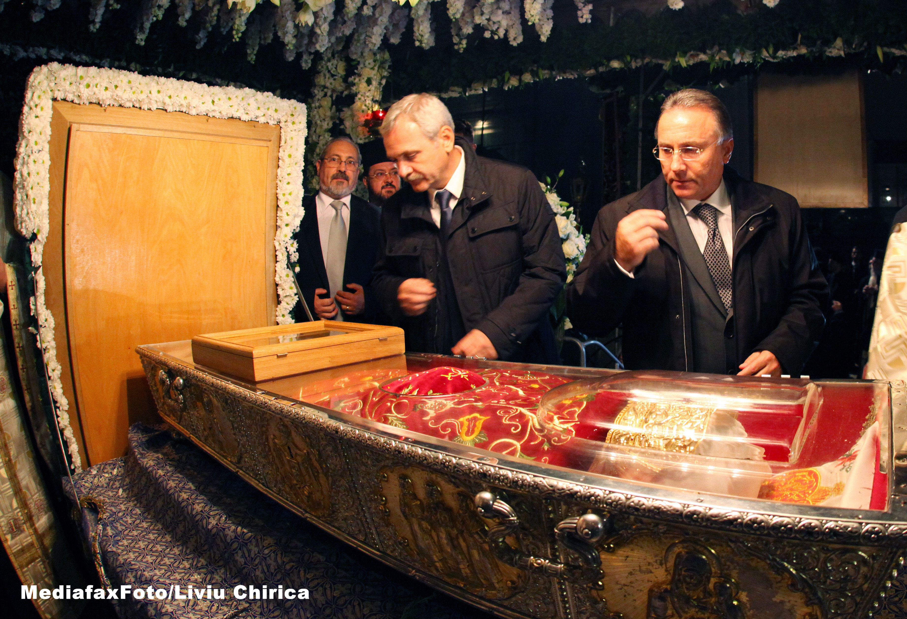 Dragnea, la moastele Sfintei Parascheva: M-am rugat pentru cei care au gandit rau cu dosarul ala