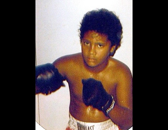 In copilarie visa, dar nu spera sa ajunga atat de departe. Cine este pustiul din imagine