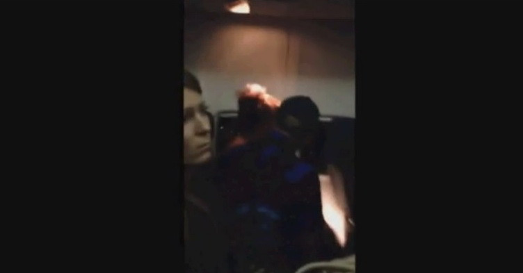 A facut o criza de nervi timp de 20 de minute in avion. "Dumnezeu este salvatorul meu". VIDEO