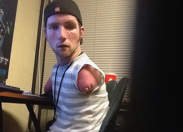 Americanul care este campion la jocuri video, desi nu are maini. "Este un jucator excelent". FOTO