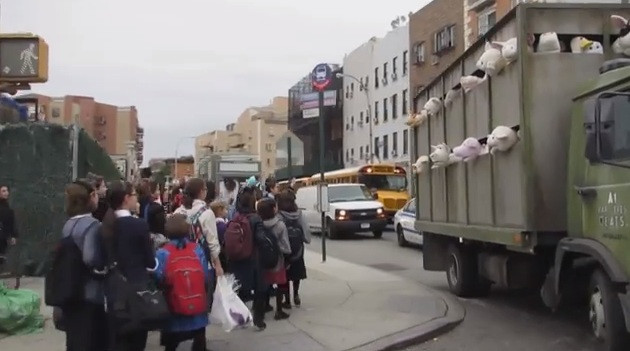 "Sirens of the lambs". Banksy si protestul cu animale de plus in cartierul carnii din New York