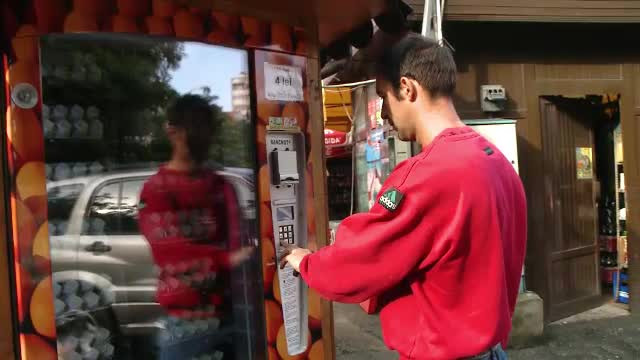 Automatele cu oua, afacerea care le-a oferit o sansa nesperata multor fermieri. Ce avantaje au