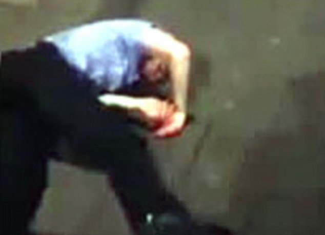 Bataie incredibila intre un bodyguard si un client. L-a ridicat si a dat cu el de asfalt. VIDEO