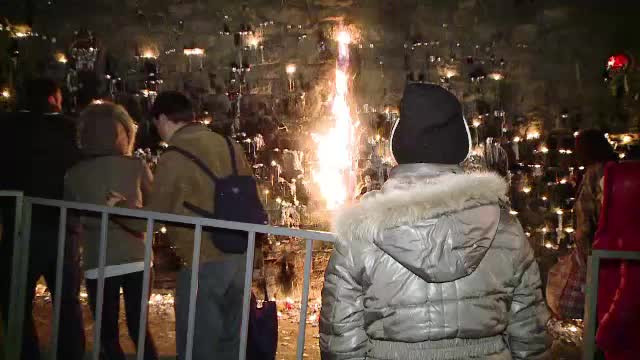 Un batran de 96 de ani, printre pelerinii de Sf. Parascheva. Randurile nu s-au rupt nici la incendiu