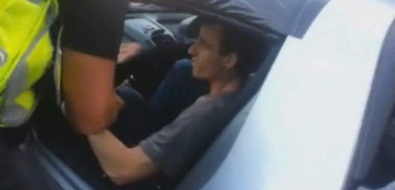 L-au inchis in masina pana a venit politia. Cum a fost arestat un hot britanic. VIDEO