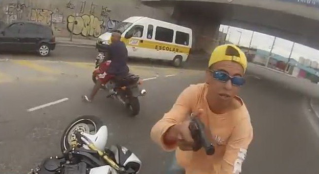 Imagini socante in Brazilia. Un tanar este impuscat dupa ce incearca sa fure o motocicleta. VIDEO