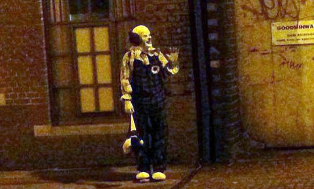 Aparitie ciudata pe strazile din Marea Britanie. Un clovn a terorizat un intreg oras. FOTO