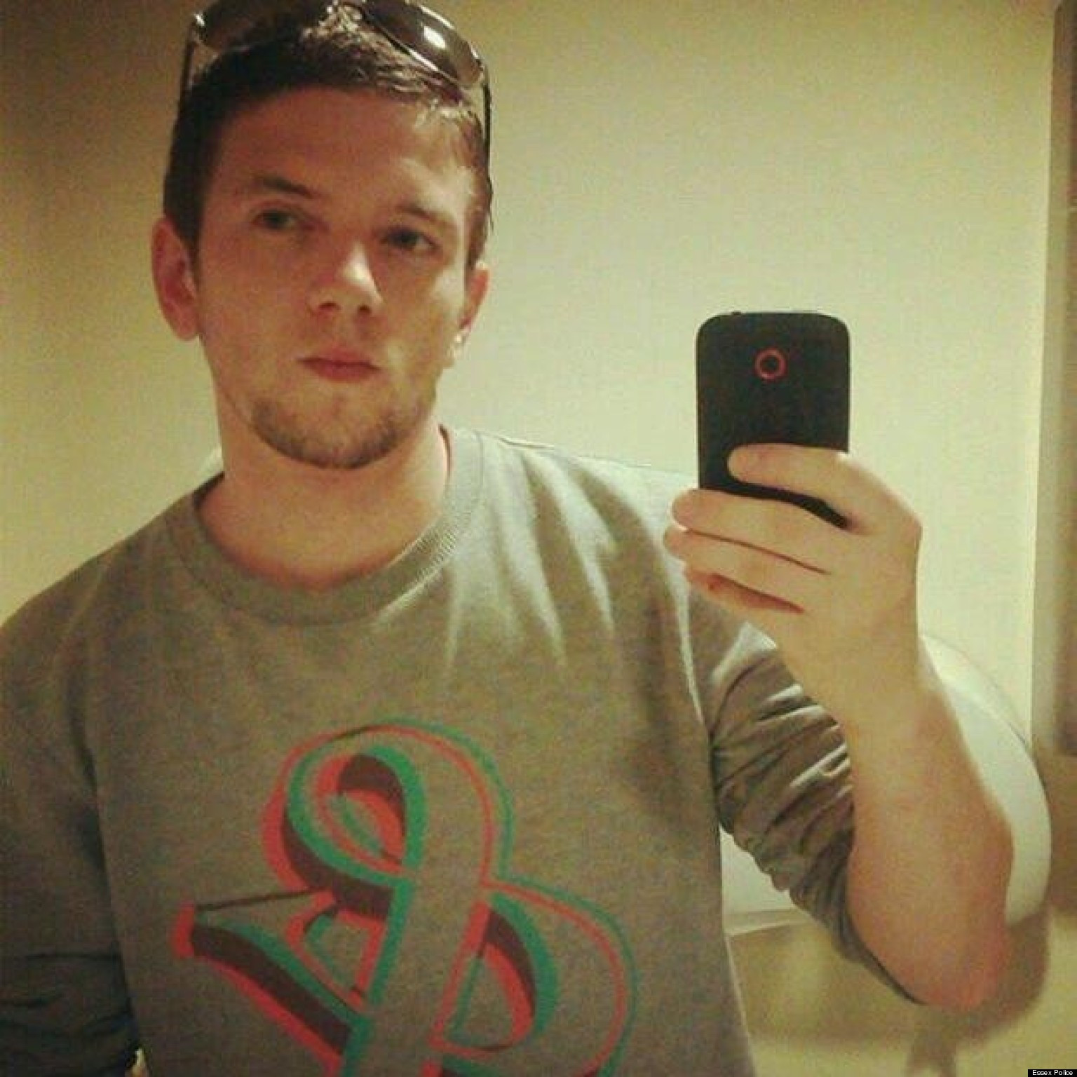 Cum s-a dat de gol pe internet un barbat care a furat un telefon. FOTO