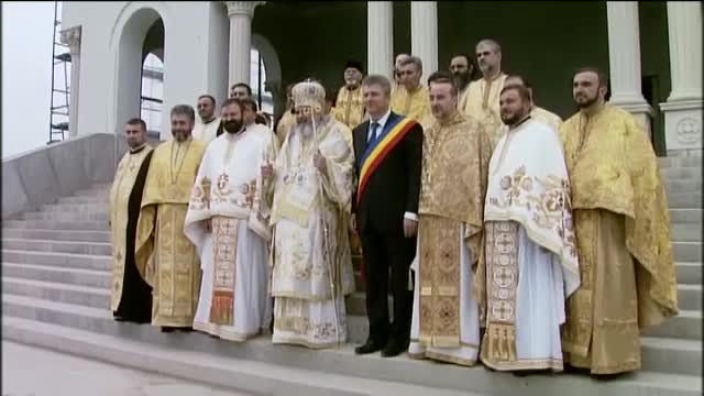 2.500 de enoriasi la slujba de Sf. Parascheva din Voluntari. Mama lui G. Becali, cu lacrimi in ochi