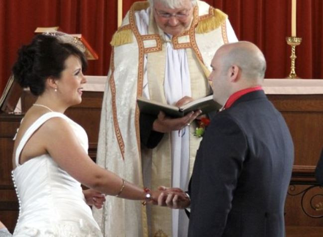 "Ne-a stricat nunta". Ce a patit un cuplu de britanici in timp ce se afla in fata altarului