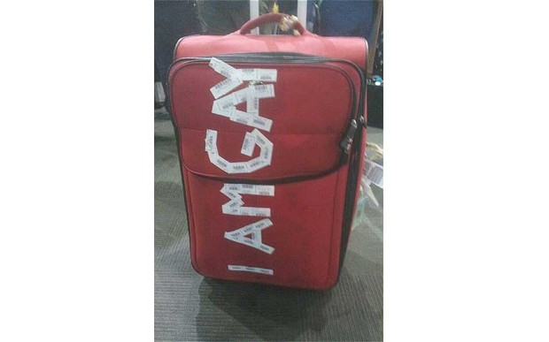 O companie aviatica,obligata sa-si ceara scuze public dupa ce un pasager s-a trezit cu asta pe bagaj