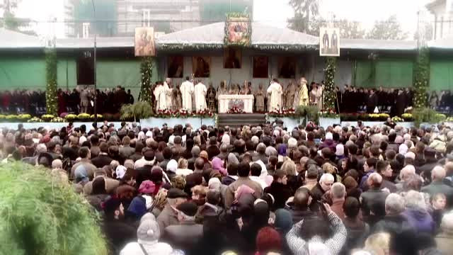 150.000 de crestini s-au inchinat la moastele Sfintei Parascheva. Au parcurs 2 kilometri in 12 ore