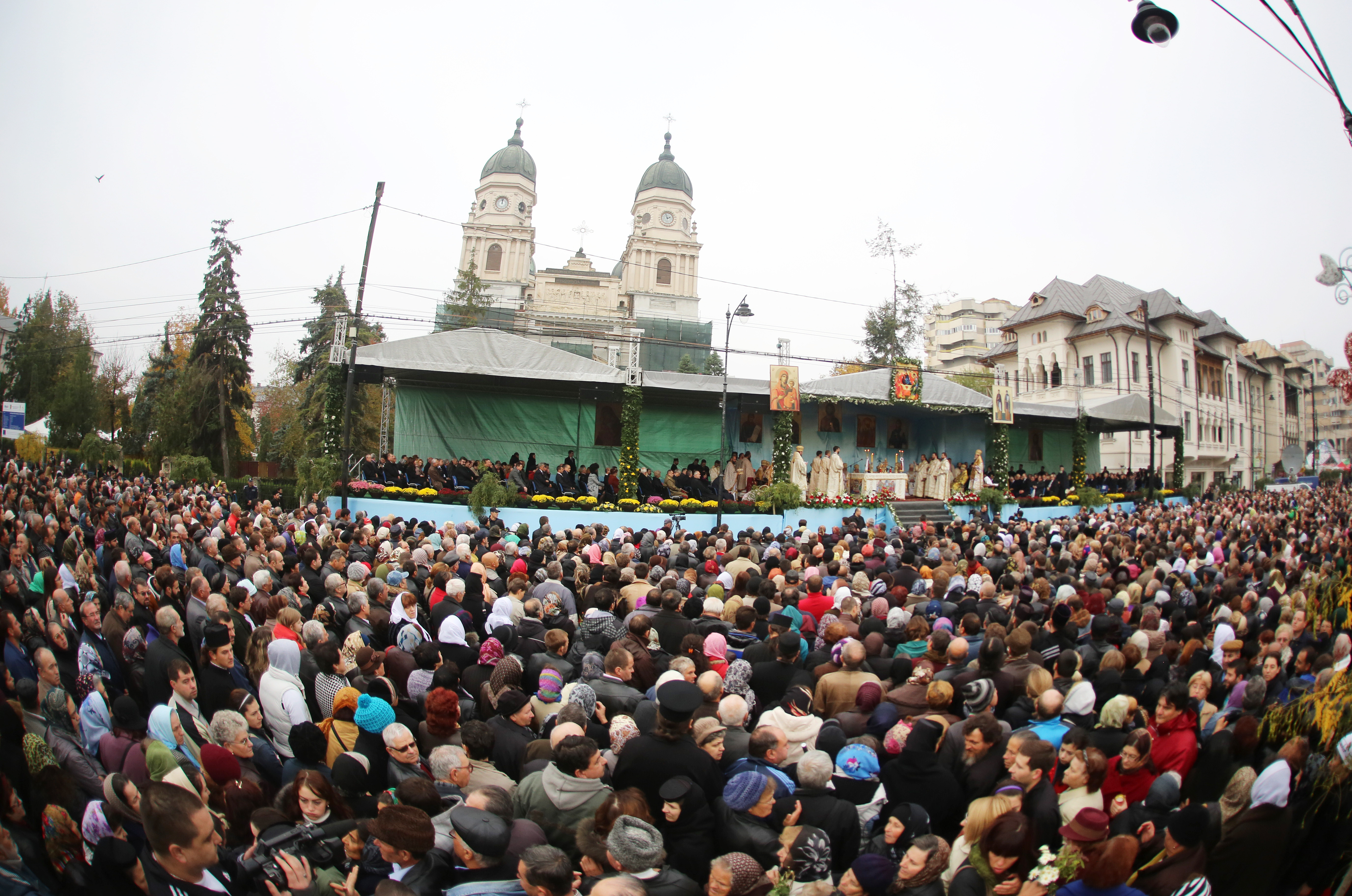 Cinci persoane care se intorceau din pelerinaj de la Cuvioasa Parascheva s-au rasturnat cu masina