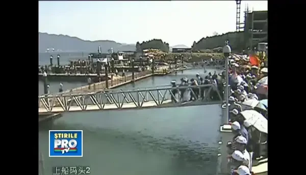 CLIPUL ZILEI: Momentul in care un pod din China, plin cu turisti, se rupe in doua bucati