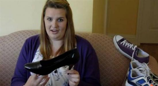 EA este femeia cu cele mai mari picioare din Europa. Poarta marimea 50 la pantofi. VIDEO