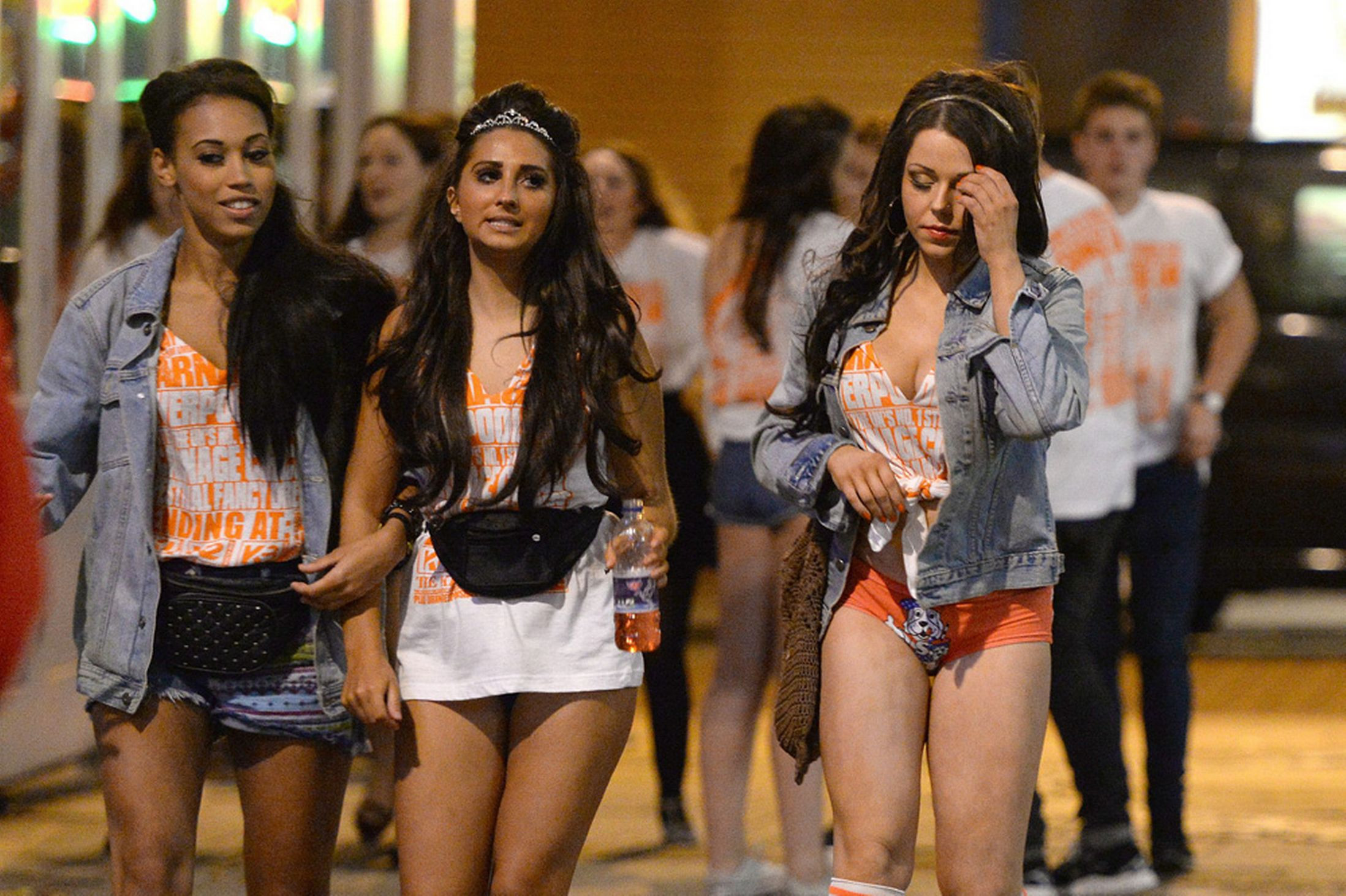 "Dezastru" pe strazile din Liverpool. Zeci de britanici au participat la festivalul Carnage UK. FOTO