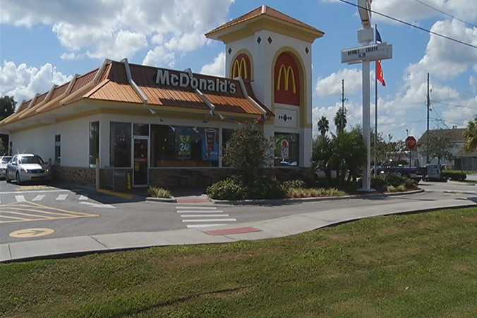 O femeie a nascut in toaleta unui McDonald's, la 5 minute dupa ce a intrat in travaliu