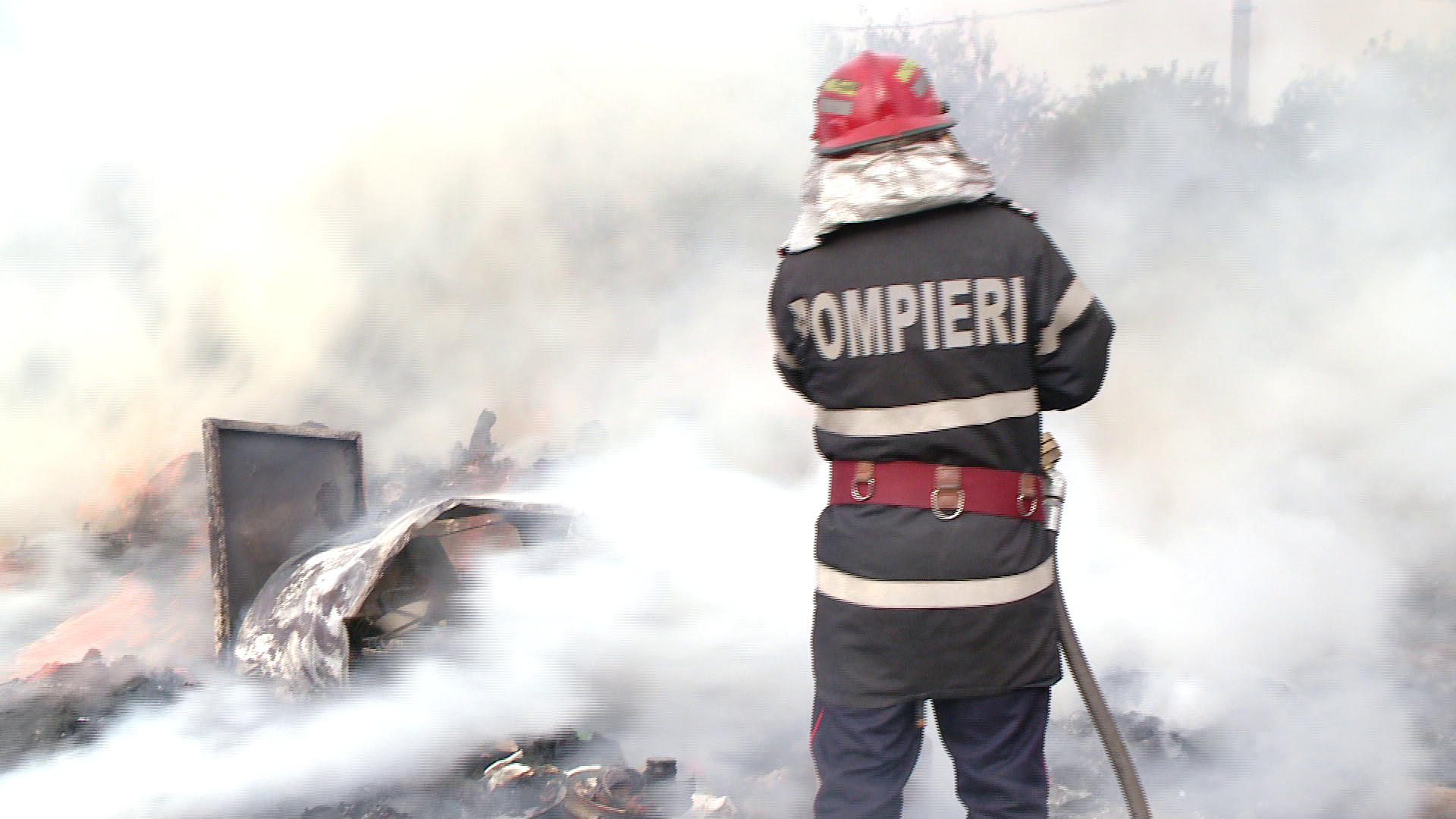 O gospodarie a fost mistuita de flacari la Timisoara.Ce a facut un baiat de 7 ani,ramas singur acasa