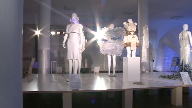 "Textilele viitorului", expozitia inedita cu haine care isi schimba culoarea dupa starea sufleteasca