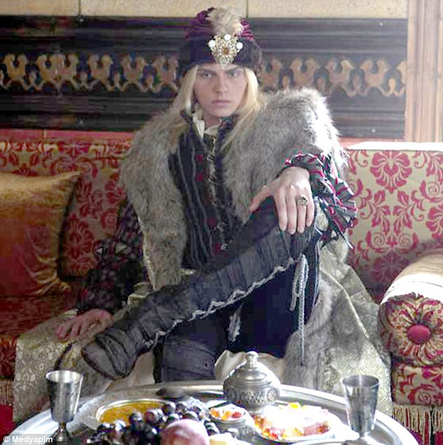 Andrej Pejic, controversatul model sarb, in rolul domnitorului roman Radu cel Frumos. FOTO