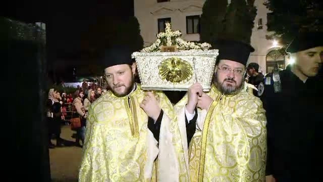 Final de pelerinaj cu incidente. Credinciosii, suparati ca n-au mai apucat sa se inchine la moaste