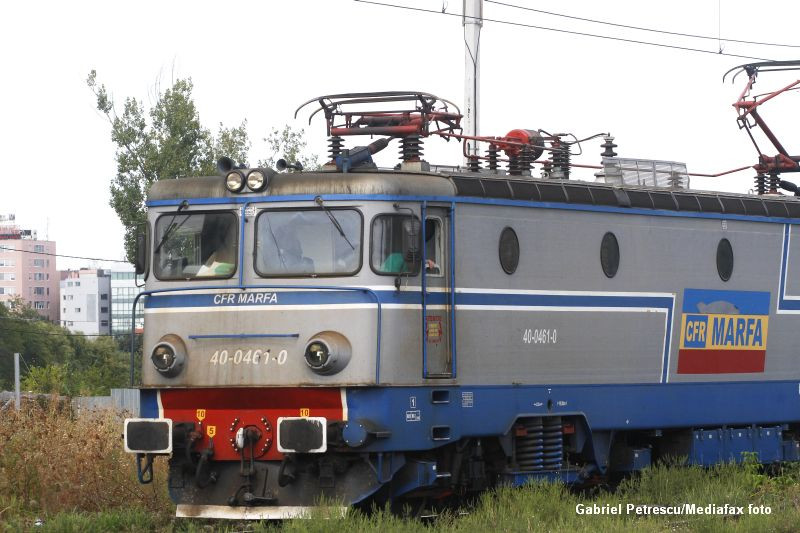 Si-a ajutat fiica sa urce cu bagajele in tren si a sarit cand garnitura s-a pus in miscare. Acum, femeia e in stare grava