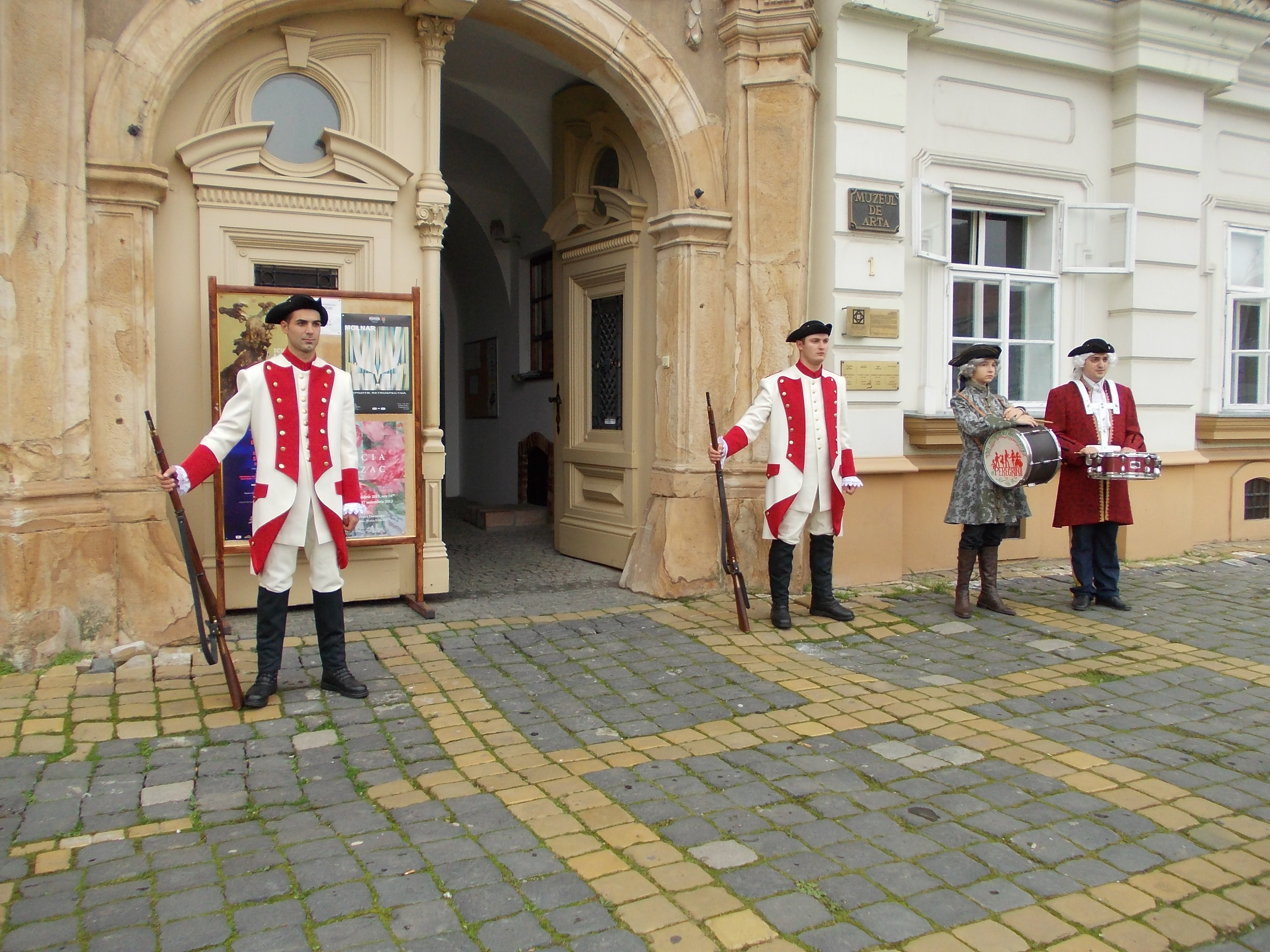 Muzeul de Arta din Timisoara, pazit de o garda militara de epoca. GALERIE FOTO