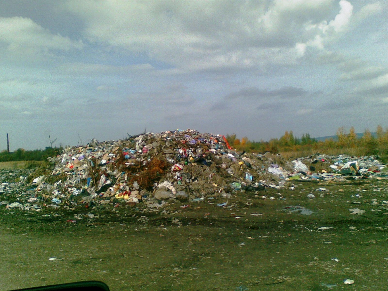 Autoritati ingaduitoare in cazul muntilor de gunoaie de la Sebis. Cum a scapat primaria de amenda