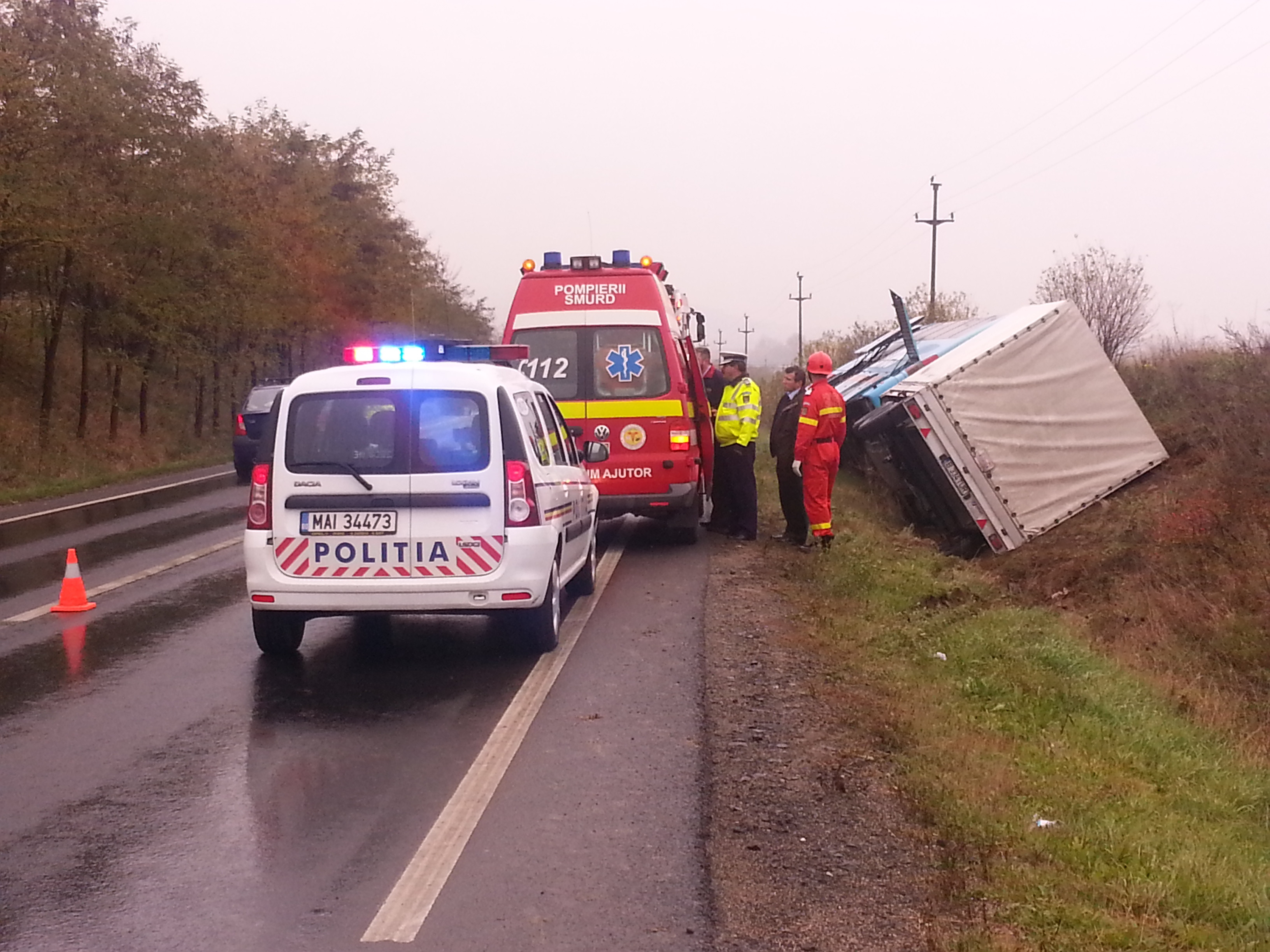 FOTO. Un autocar plin cu pasageri s-a rasturnat in sant, pe DN7. Doua persoane au fost ranite usor