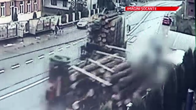 Soferul masinii cu busteni care a provocat un accident cu doi morti, cercetat in libertate