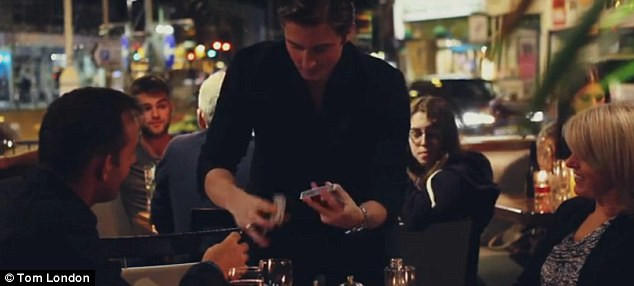 Au mers la restaurant si un magician a venit la masa lor. Barbatul nu banuia ce avea sa urmeze