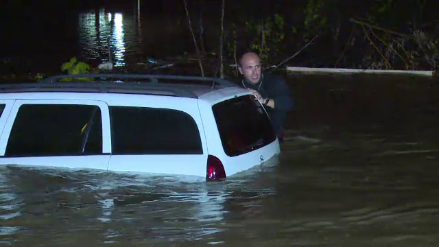 INUNDATII in Arges. 81 de gospodarii inundate, 4.000 de oameni fara curent, 4 persoane salvate