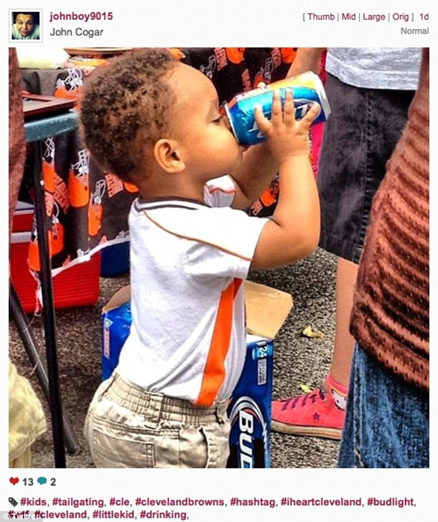 Fotografia care a revoltat milioane de oameni de pe internet. Un copil de 2 ani bea o cutie cu bere