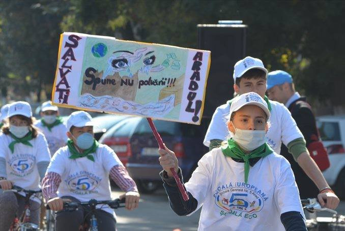 Elevii unei scoli din Arad, nelipsiti de la actiunile de ecologizare. Ce titlu au adus scolii