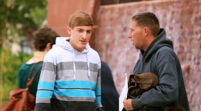 Cum reactioneaza o persoana fara adapost cand primeste 100 de dolari de la un trecator. VIDEO