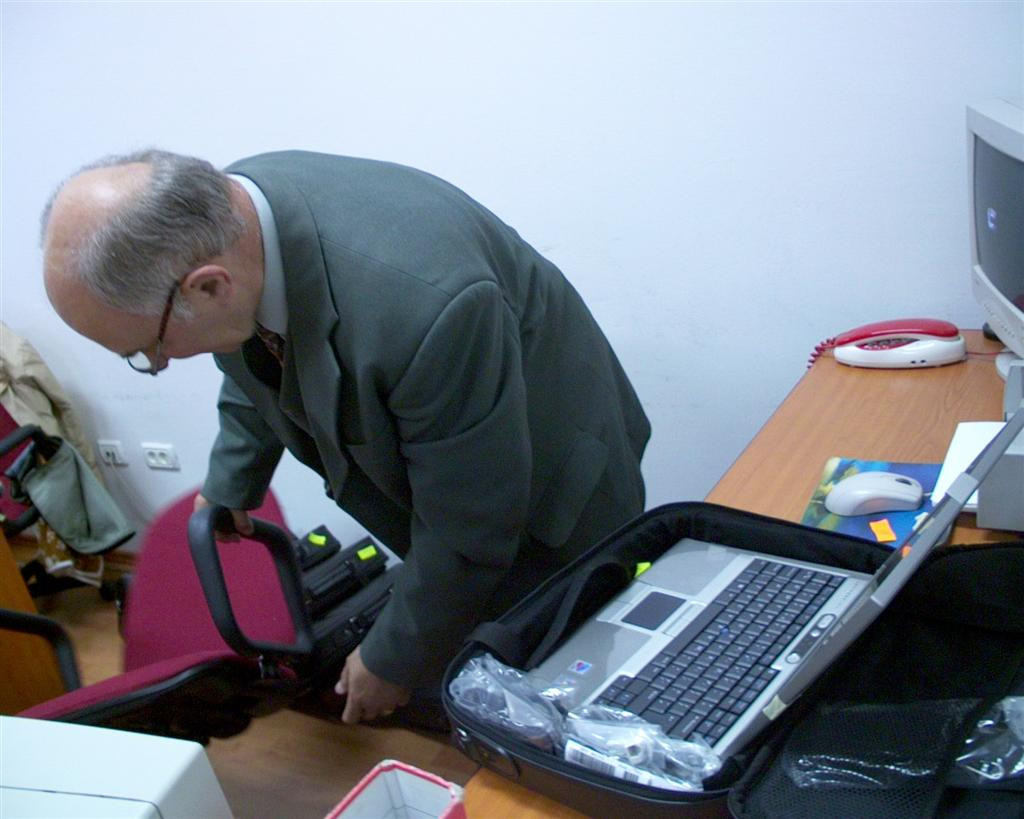 Computere, laptop-uri si tablete pentru functionarii Primariei si consilieri. Cat e nota de plata