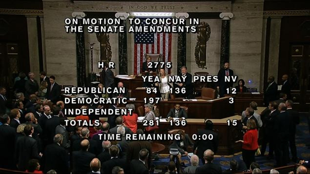 O stenografa, luata cu forta din sala dupa votul care a incheiat criza bugetara in SUA