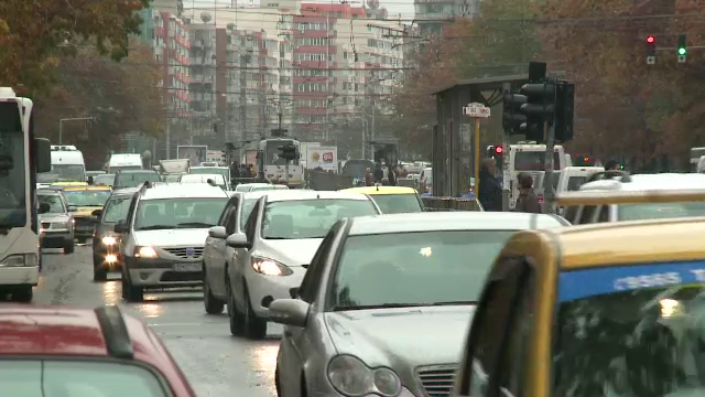 Gluma a politistilor, realitate pe strazi. Soferii de weekend folosesc masina pe post de umbrela