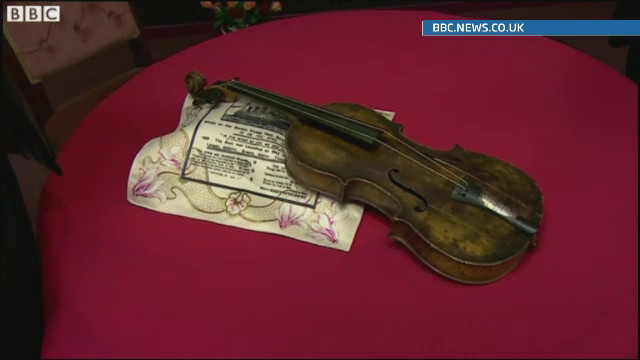 Vioara la care a cantat un muzician de pe Titanic, scoasa la licitatie. Care este pretul de pornire