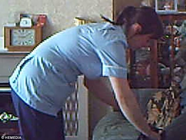 Credea ca nu o vede nimeni. Ce a facut aceasta asistenta, in casa batranei de care avea grija