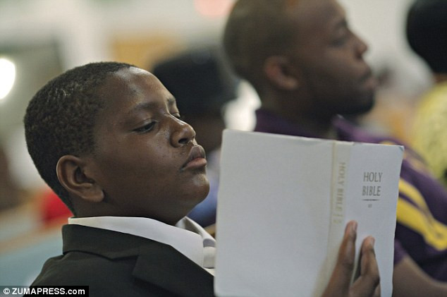 Gestul emotionant al unui baiat orfan. Ce i-a rugat pe enoriasi, in timpul unei slujbe