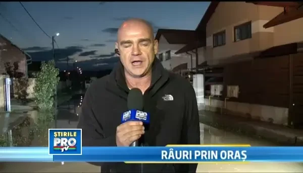 Un muncitor a murit si doi pietoni au fost raniti dupa ce o masina a cazut intr-o groapa