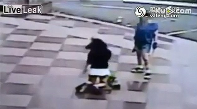 O femeie din China si-a pedepsit fiica in public cu ajutorul unui bici. VIDEO