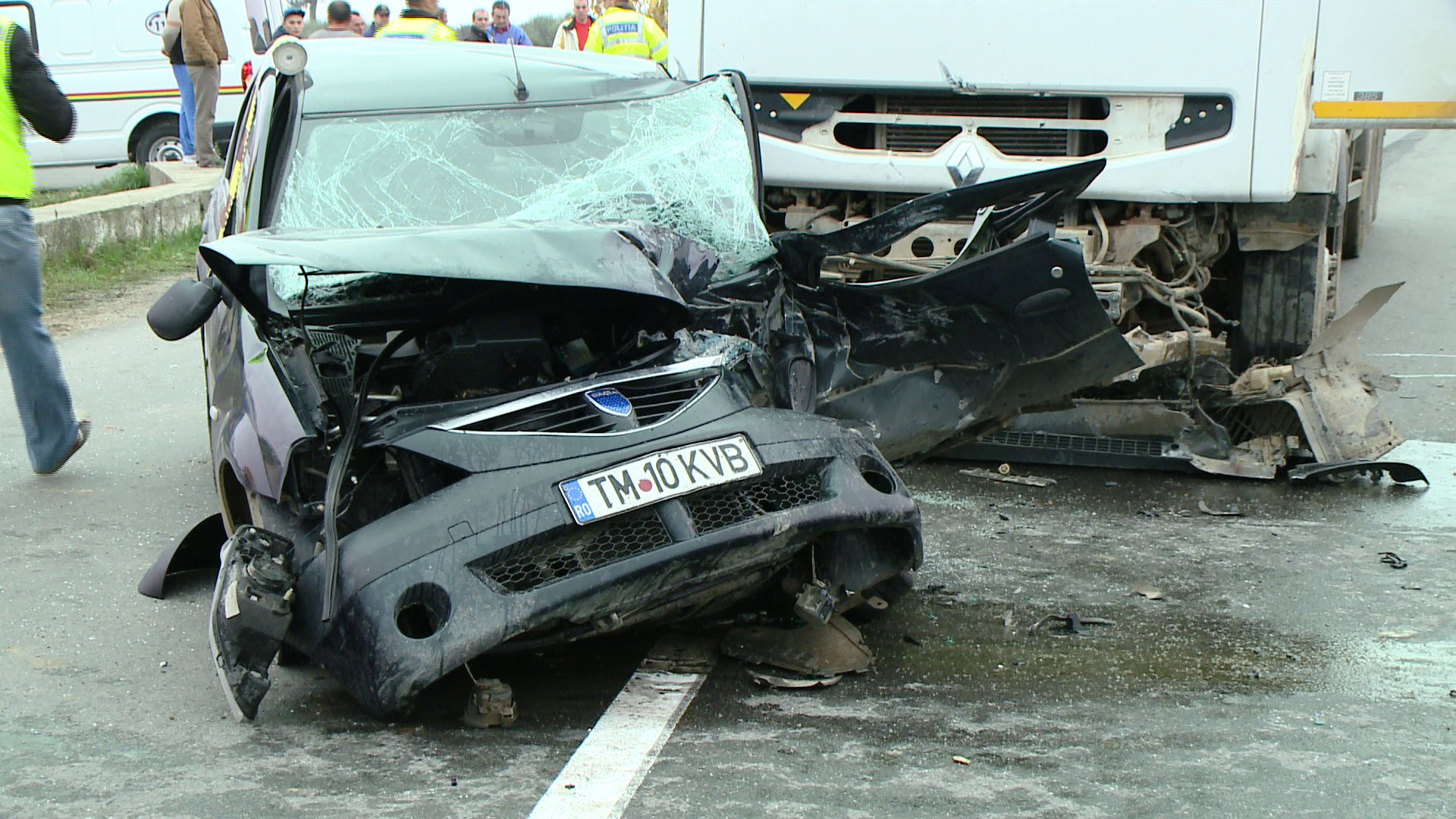 Un barbat si-a pierdut viata dupa ce masina in care se afla a fost izbita de un camion. FOTO