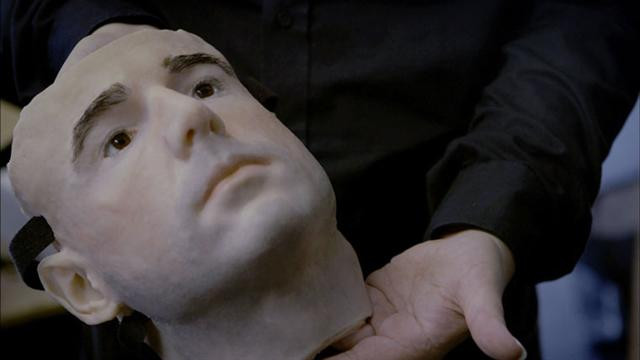 Acesta este primul "om bionic" Cum functioneaza robotul capabil sa vorbeasca si sa mearga! VIDEO