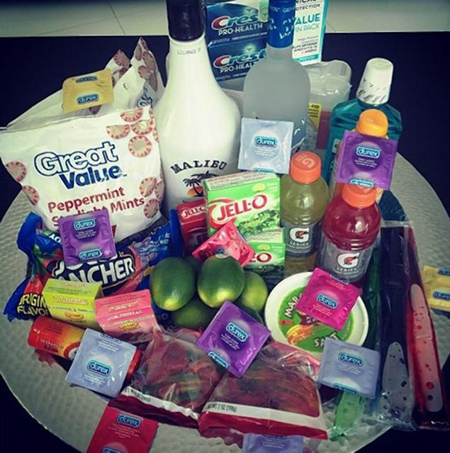 Scandal imens pornit de la o poza. Cum au fost asteptati cativa elevi de liceu la o petrecere